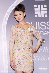 幻灯图集：大S复古淑女性感捞金 祝福仔仔曾宝仪