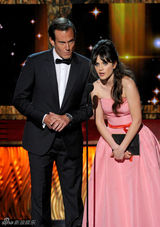 组图：艾美奖现场 丹斯切尔阿奈特相携颁奖