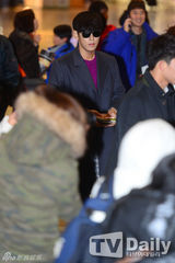 组图：BigBang休闲装帅气亮相机场赴日开唱