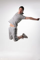 组图：“蜥蜴精”董易晋拍写真 忧郁眼神魅力不减 