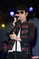 组图：方大同来台开唱黑超耍酷 陶晶莹亮相助阵