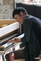 组图：许志安拍广告弹奏钢琴真情流露