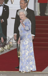 组图：威廉王子婚前晚宴 各国皇室成员盛装出席 