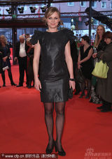 幻灯图集：电影《一家人》首映 导演佩妮莱蓝裙亮眼