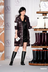 组图：周慧敏出道近25年 默认自传会写倪震偷食