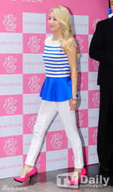 组图：少女时代四成员清新装亮相粉丝会