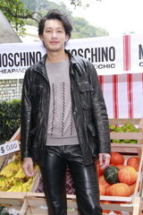 组图：谢婷婷曝锋芝同吃团年饭 阿Sa否认会秘婚