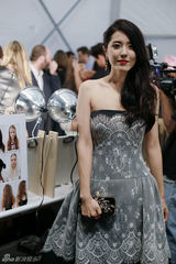 组图：曾黎复古造型亮相纽约时装周