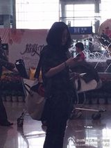 组图：王菲孤身素颜现身机场 传将出国休养