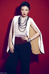 高清图：黄奕时尚封面性感多变 展浪漫侠女风