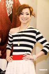 幻灯图：郑秀文台北宣传新书 与粉丝亲密互动 