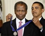 幻灯图集：奥巴马颁发自由勋章 第一位黑人奥斯卡影帝获奖