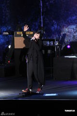 组图：小红莓乐队三度来台开唱 李心洁夫妇现身