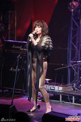 组图：何超仪紧身服飘孕味 卢巧音望度假造人