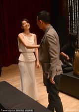 组图：高圆圆秀大片美背狂露肉 疑似真空上阵