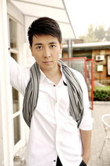 组图：保剑锋拍时尚写真 温暖亲切显熟男魅力