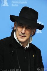 组图：《黑血》发布 导演斯鲁奇尔拄拐宣传