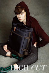 组图：李钟硕时尚写真尽展冬季暖男气息