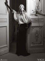 高清组图：超模凯特-莫斯宫廷装拍杂志大片