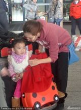 组图：蔡少芬携爱女现身机场 张楚儿呆萌看镜头
