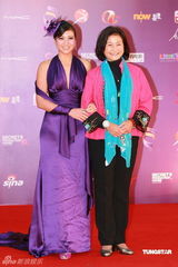 幻灯：香港金像奖颁奖红毯 原子鏸郑佩佩母女携手