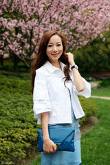 高清组图：韩雪春日街拍 裙装搭配蓝色信封包