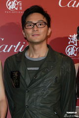 组图：熊黛林携手张智霖出席活动 大露背打扮抢镜