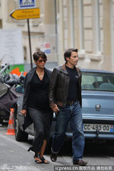 组图：哈利-贝瑞挺大肚散步 未婚夫恩爱陪伴