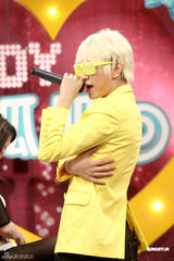 幻灯图：师洋黄色休闲西装亮相 脱口秀节目中耍宝