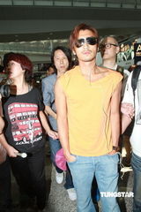 组图：谢霆锋负伤抵达香港 全程不回答传媒提问