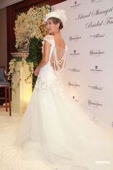 组图：谢婷婷着奢华婚纱 希望年年穿嫁衣