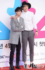 组图：SJ希澈与SHINeeKey携妻亮相发布会