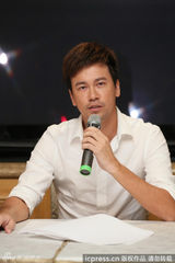 组图：李圣杰回应未婚生子 放言：孩子不是我的