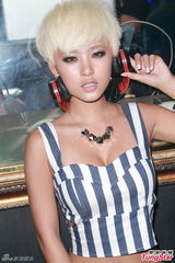 组图：罗彩玲性感打碟 大秀小蛮腰美腿