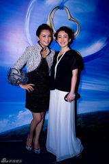 组图：秦海璐刘涛姐俩好牵手走红毯