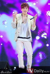 组图：韩团帝国之子小分队首唱会劲歌热舞