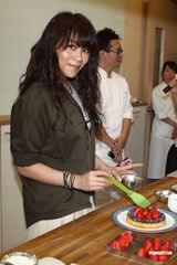 组图：蔡健雅中英双碟齐发 做蛋糕手艺获称赞