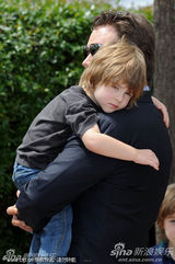 幻灯图：戛纳开幕片《罗宾汉》记者会 克劳携子亮相