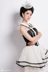 组图：芙蓉姐姐光棍节写真露香肩