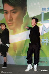 组图：林峰宣传演唱会无线众艺人捧场