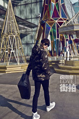 明星爱街拍：李易峰都市型男街拍秀大长腿Style