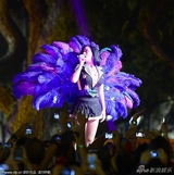 组图：凯蒂-佩里开唱狂抖性感大腿 和猛男贴身调情