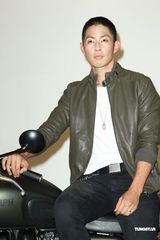 组图：吴建豪和女友感情稳定 与安心亚首合作广告