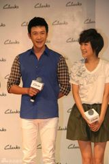 组图：陆毅鲍蕾情侣装现身 出席活动受媒体热捧