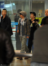 组图：韩庚回京黑超遮面 保镖助理同行