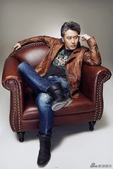 组图：吴秀波最新封面写真出炉 彰显熟男魅力