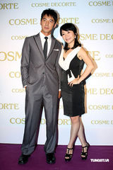 幻灯：陶晶莹与老公首度亲密代言 不忘为小S叫屈