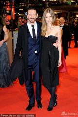 组图：女星卡特琳-卡豪斯黑色抹胸裙爆乳