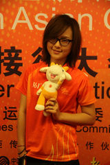 高清组图：周笔畅代表内地艺人 广州传递亚运圣火