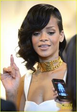 组图：蕾哈娜白裙亮相 金饰抢镜光彩照人